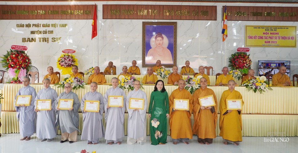 Bà Võ Thị Kiều Tiên, Chủ tịch UBMTTQVN H.Củ Chi trao Giấy khen đến các cá nhân và tập thể Bà Võ Thị Kiều Tiên, Chủ tịch UBMTTQVN H.Củ Chi trao Giấy khen đến các cá nhân và tập thể