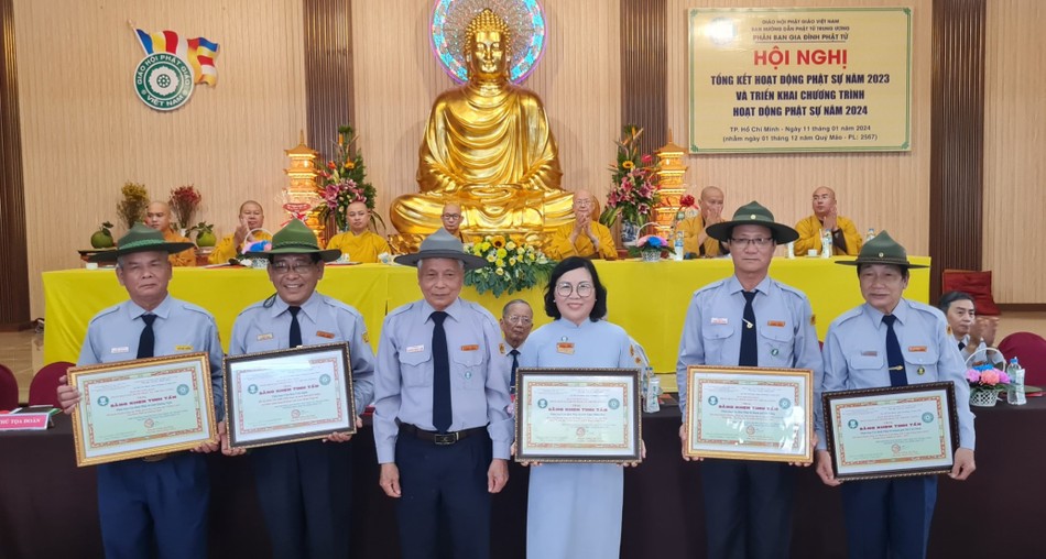 Huynh trưởng cấp Dũng Thị Sơn - Huỳnh Ngọc Lâm, Phó Thường trực Phân ban Gia đình Phật tử T.Ư trao Bằng khen tinh tấn đến Phân ban Gia đình Phật tử các tỉnh thành Huynh trưởng cấp Dũng Thị Sơn - Huỳnh Ngọc Lâm, Phó Thường trực Phân ban Gia đình Phật tử T.Ư trao Bằng khen tinh tấn đến Phân ban Gia đình Phật tử các tỉnh thành