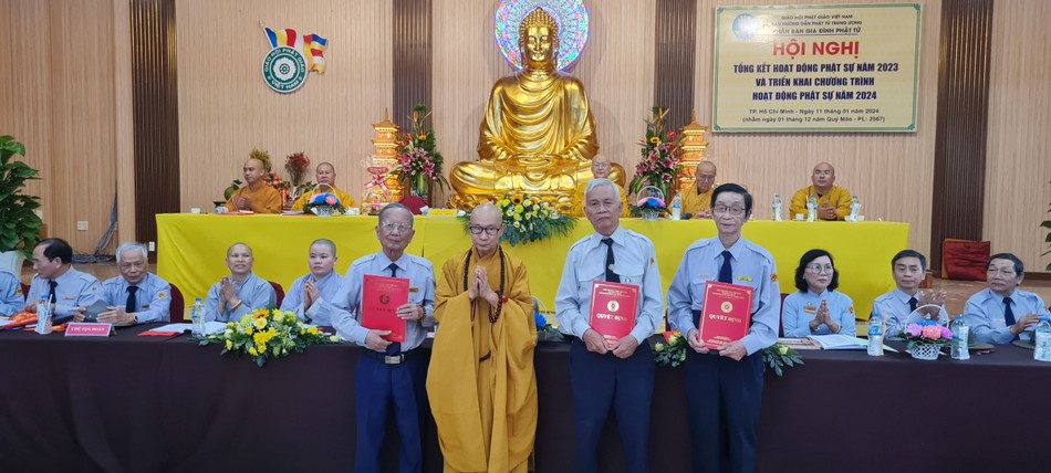 Hòa thượng Thích Nguyên Quang trao quyết định đến Ban cố vấn Phân ban Gia đình Phật tử T.Ư Hòa thượng Thích Nguyên Quang trao quyết định đến Ban cố vấn Phân ban Gia đình Phật tử T.Ư