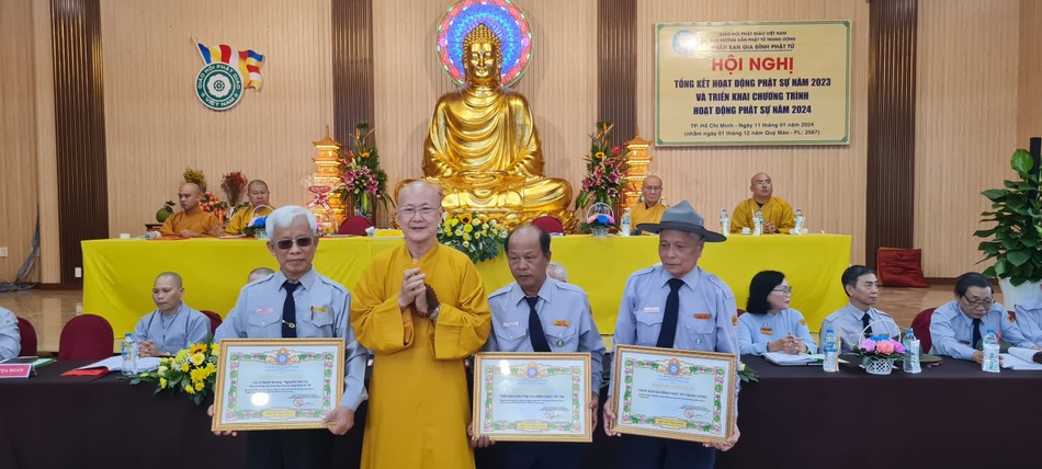 Hòa thượng Thích Chơn Không trao Bằng công đức đến Phân ban Gia đình Phật tử T.Ư và Ban Bảo trợ thuộc Gia đình Phật tử T.Ư Hòa thượng Thích Chơn Không trao Bằng công đức đến Phân ban Gia đình Phật tử T.Ư và Ban Bảo trợ thuộc Gia đình Phật tử T.Ư