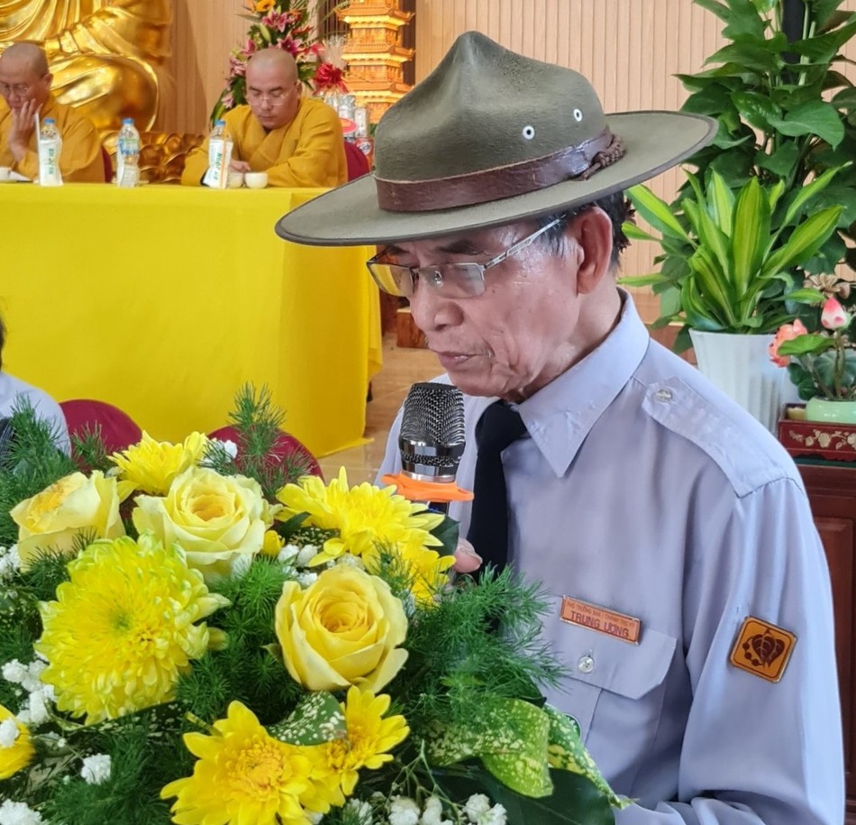 Huynh trưởng Thị Bá - Huỳnh Văn Tùng thay mặt Ban Thư ký báo cáo tổng kết Huynh trưởng Thị Bá - Huỳnh Văn Tùng thay mặt Ban Thư ký báo cáo tổng kết