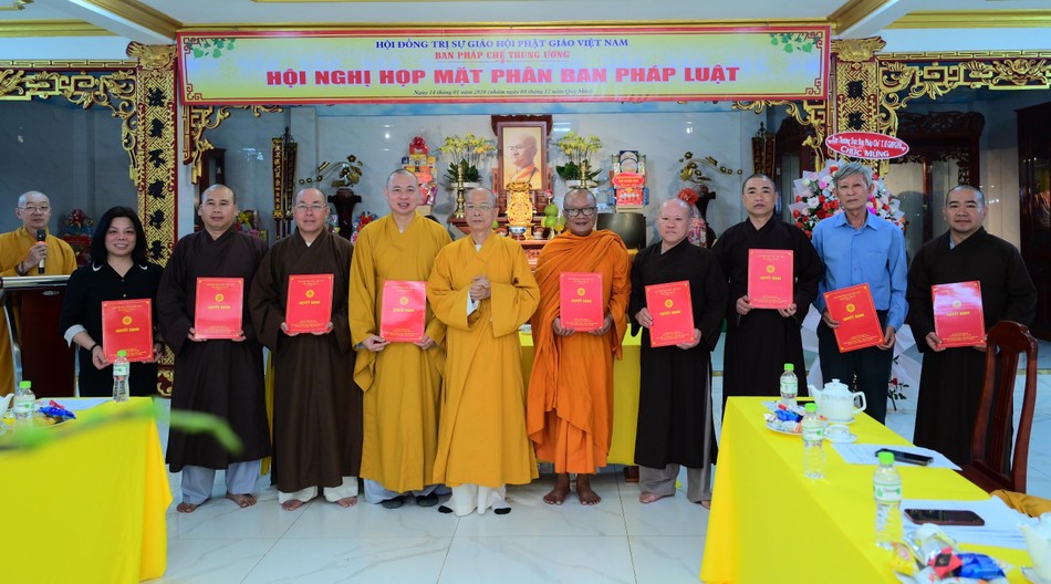 Hòa thượng Thích Huệ Khai trao quyết định đến Phân ban phụ trách Pháp luật thuộc Ban Pháp chế T.Ư Hòa thượng Thích Huệ Khai trao quyết định đến Phân ban phụ trách Pháp luật thuộc Ban Pháp chế T.Ư