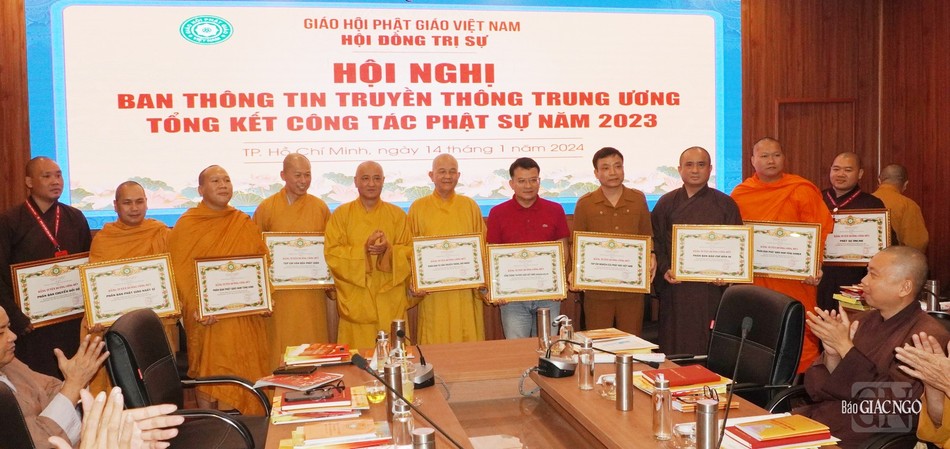 Các tập thể Ban Thông tin - Truyền thông T.Ư nhận Bằng Tuyên dương công đức