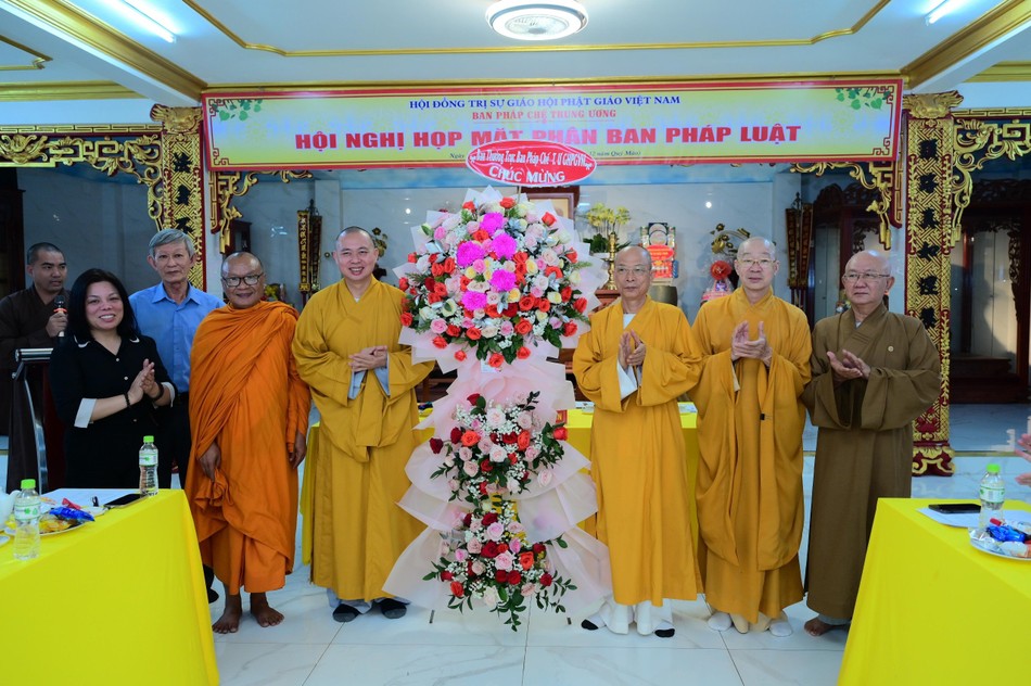 Lẵng hoa chúc mừng của Ban Pháp chế T.Ư Lẵng hoa chúc mừng của Ban Pháp chế T.Ư