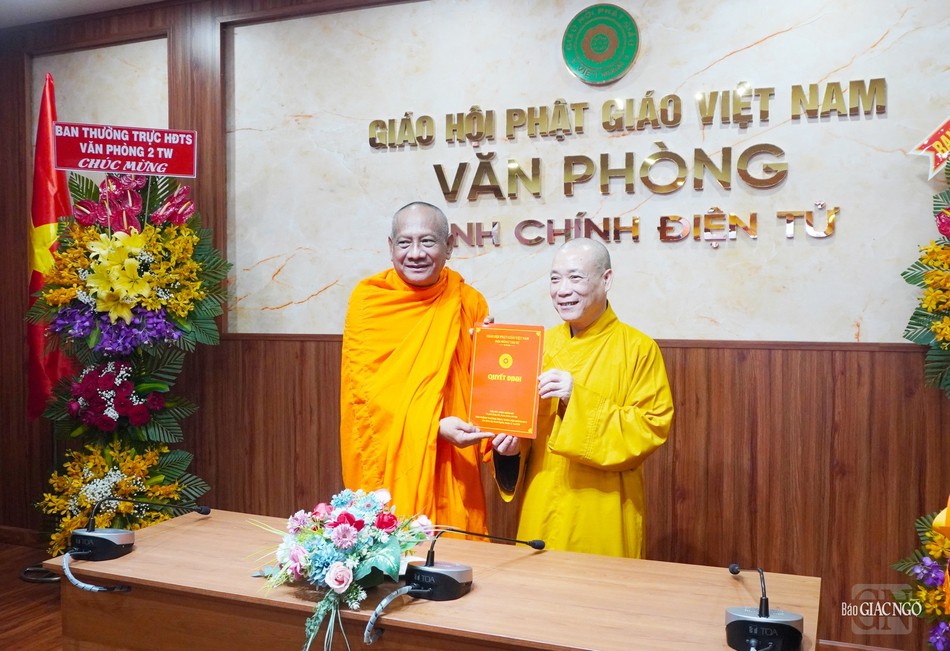 Hòa thượng Thích Bảo Nghiêm, Trưởng ban Hoằng pháp T.Ư trao quyết định đến Hòa thượng Danh Lung Hòa thượng Thích Bảo Nghiêm, Trưởng ban Hoằng pháp T.Ư trao quyết định đến Hòa thượng Danh Lung