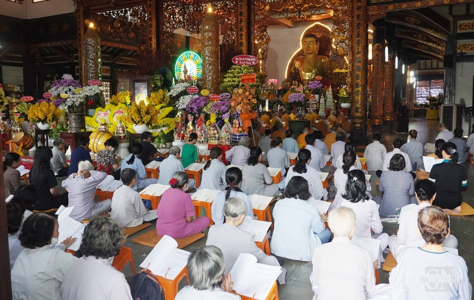 Đông đảo Phật tử về dự lễ tưởng niệm Đông đảo Phật tử về dự lễ tưởng niệm