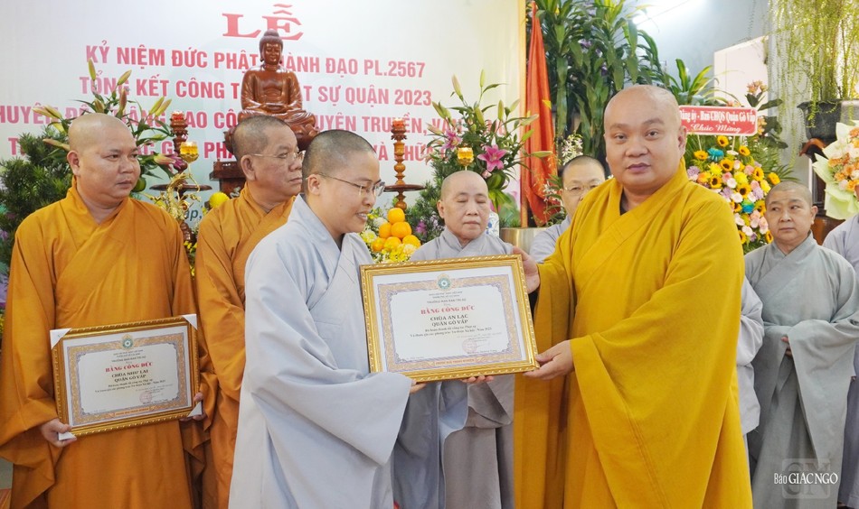 Thượng tọa Thích Trung Nguyện trao bằng công đức đến chùa An Lạc Thượng tọa Thích Trung Nguyện trao bằng công đức đến chùa An Lạc