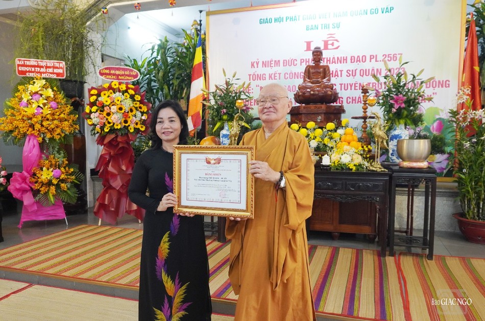 Hòa thượng Thích Giác Thuận nhận bằng khen của Ủy ban MTTQVN TP.HCM Hòa thượng Thích Giác Thuận nhận bằng khen của Ủy ban MTTQVN TP.HCM