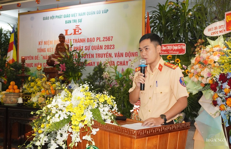 Trước đó Thượng úy Đặng Duy Khánh, Cán bộ Đội Cảnh sát Giao thông - Trật tự Công an Q.Gò Vấp triển khai công tác về an toàn khi tham gia giao thông Trước đó Thượng úy Đặng Duy Khánh, Cán bộ Đội Cảnh sát Giao thông - Trật tự Công an Q.Gò Vấp triển khai công tác về an toàn khi tham gia giao thông