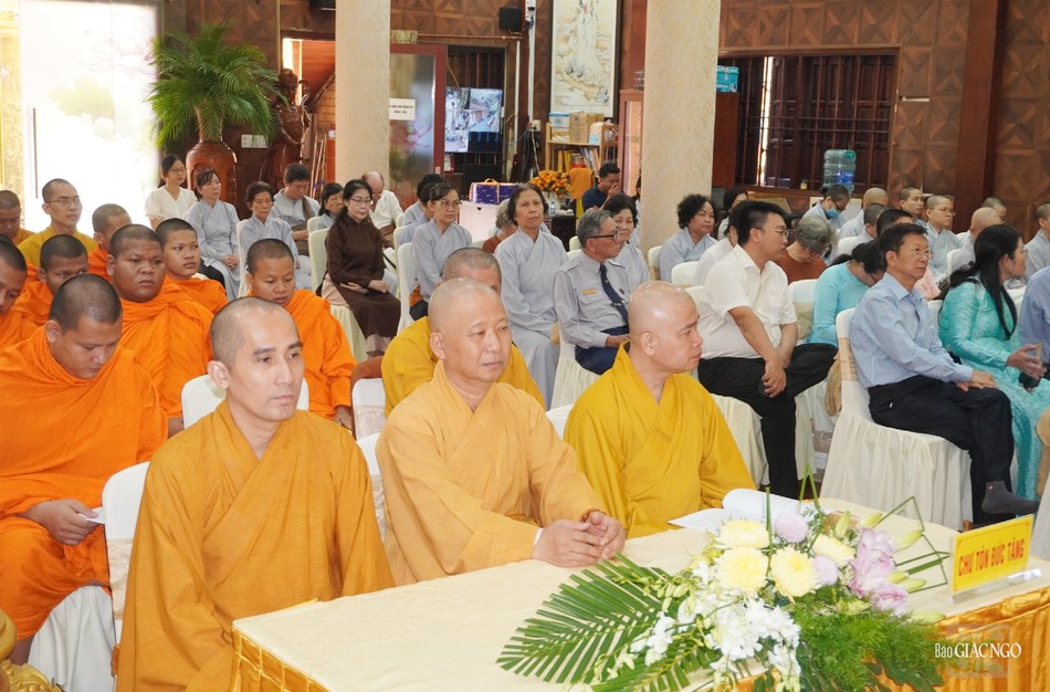 Chư tôn đức, đại diện chính quyền và Phật tử tham dự Chư tôn đức, đại diện chính quyền và Phật tử tham dự