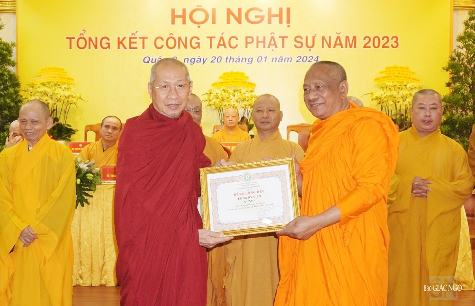 Hòa thượng Danh Lung trao Bằng công đức đến chùa Kỳ Viên Hòa thượng Danh Lung trao Bằng công đức đến chùa Kỳ Viên