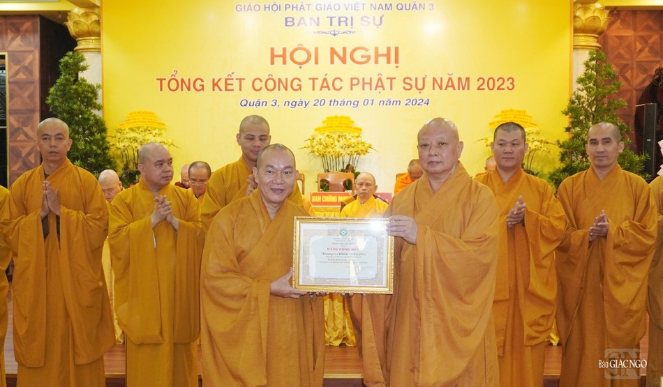 Hòa thượng Thích Lệ Trang trao Bằng công đức đến Thượng tọa Thích Thiện Bửu, Trưởng ban Trị sự GHPGVN Q.3 Hòa thượng Thích Lệ Trang trao Bằng công đức đến Thượng tọa Thích Thiện Bửu, Trưởng ban Trị sự GHPGVN Q.3