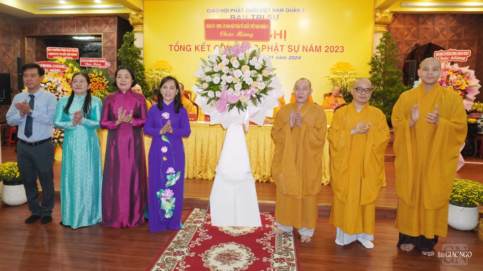 Lẵng hoa chúc mừng của chính quyền Q.3 Lẵng hoa chúc mừng của chính quyền Q.3