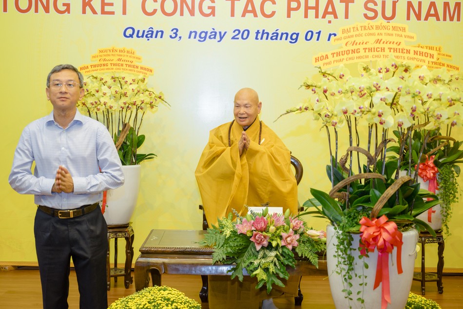 Đại tá Trần Hồng Minh chúc mừng - Ảnh: Đăng Huy