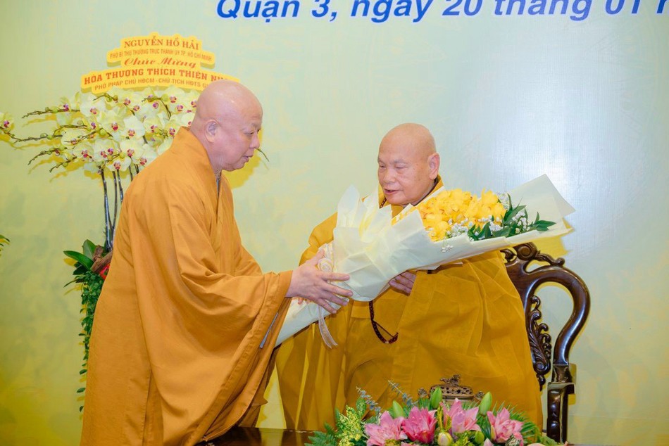 Hòa thượng Thích Lệ Trang dâng hoa chúc mừng đến Trưởng lão Hòa thượng Thích Thiện Nhơn - Ảnh: Đăng Huy