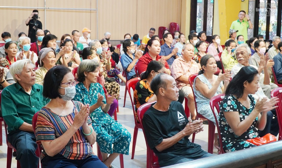 Bà con đến nhận quà sáng 21-1 tại chùa Vĩnh Nghiêm