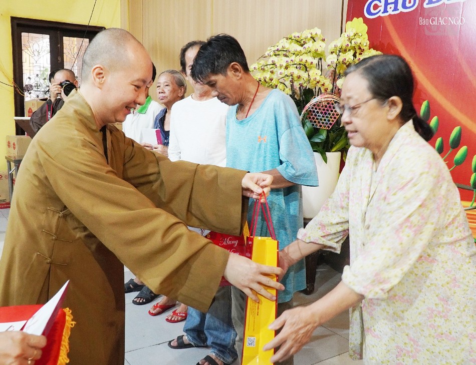 Đại đức Thích Nguyên Các trao quà đến bà con