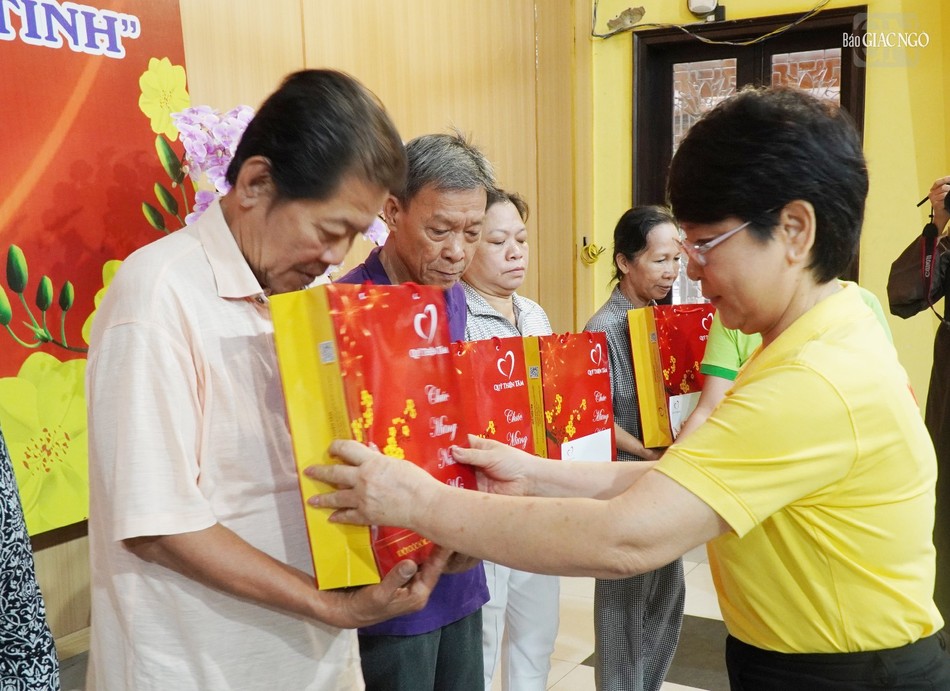 Bà Phùng Thị Mỹ Lệ, Chuyên viên quỹ Thiện Tâm trao quà đến bà con