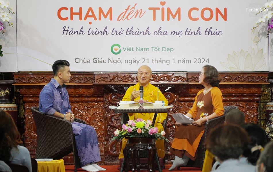 Giao lưu ra mắt sách &quot;Chạm đến tim con&quot;