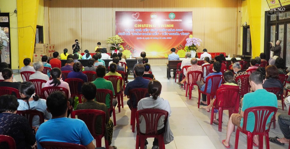 Có 307 phần quà được trao tặng đến bà con khó khăn trên địa bàn Q.3 đón Tết Giáp Thìn sắp tới tại chùa Vĩnh Nghiêm sáng 21-1-2024