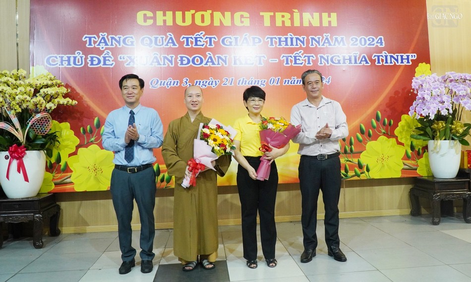 Ông Nguyễn Thành Nam, Phó Bí thư Thường trực Quận ủy Q.3 và ông Huỳnh Gia Giang, Ủy viên Ban Thường vụ, Chủ tịch UBMTTQVN Q.3 cảm ơn đến Đại đức Thích Nguyên Các và bà Phùng Thị Mỹ Lệ