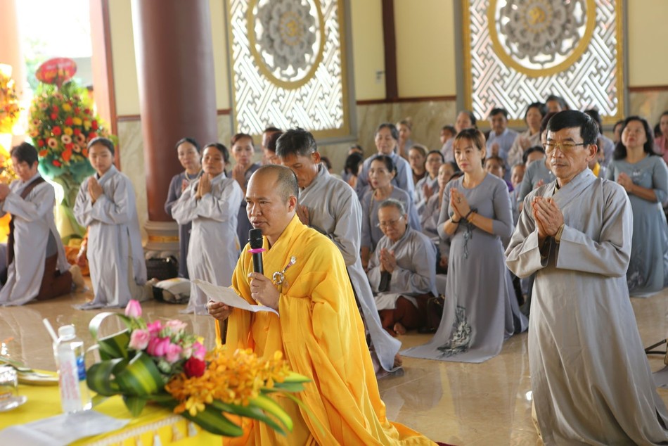 Đại đức Thích Quảng Mẫn trụ trì chùa Liên Hoa cùng đạo tràng Phật tử cảm tạ