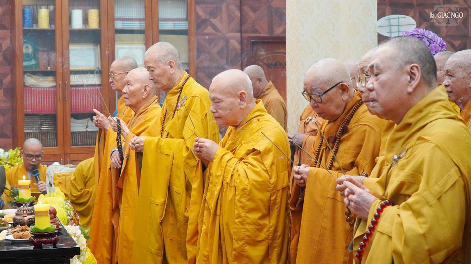 Chư tôn đức dâng hương tưởng niệm Chư tôn đức dâng hương tưởng niệm