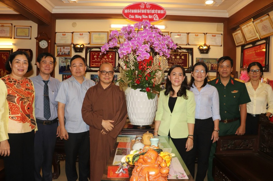 Đoàn chúc Tết đến Đại đức Thích Thiện Châu Đoàn chúc Tết đến Đại đức Thích Thiện Châu