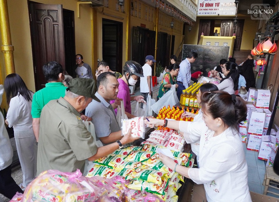 Mua hàng 0 đồng tại siêu thị mini chùa Từ Nghiêm Mua hàng 0 đồng tại siêu thị mini chùa Từ Nghiêm