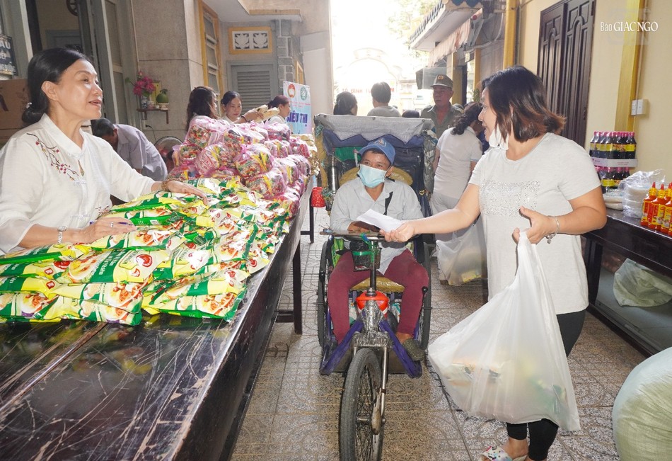 Chị Nguyễn Thị Xuân Thảo được các tình nguyện viên hỗ trợ mua hàng 0 đồng Chị Nguyễn Thị Xuân Thảo được các tình nguyện viên hỗ trợ mua hàng 0 đồng