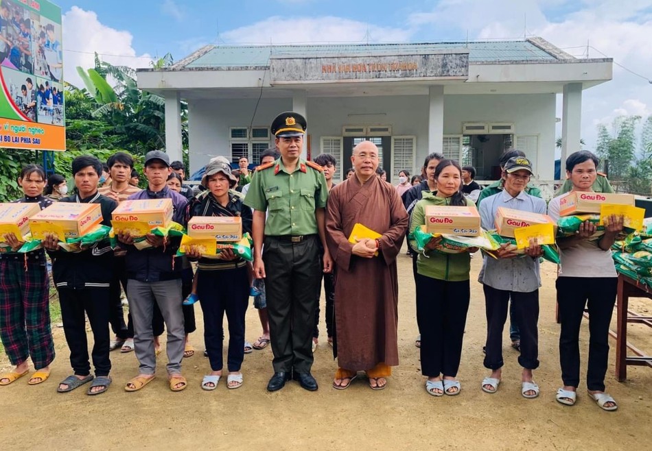 Đoàn tặng quà đến bà con tại Quảng Ngãi - Ảnh: C.QA