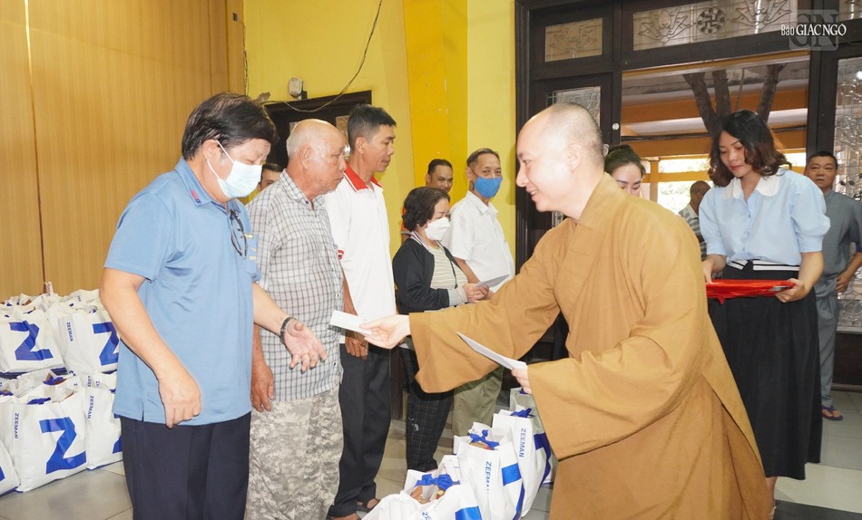 Đại đức Thích Nguyên Các, Phó trụ trì chùa Vĩnh Nghiêm trao quà đến bà con
