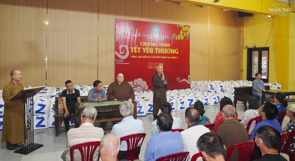 Thượng tọa Thích Thanh Phong thăm hỏi và chúc bà con đón một cái Tết vui vẻ, đầm ấm