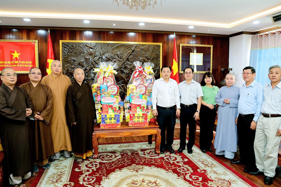 Hòa thượng Thích Huệ Minh, Trưởng ban Trị sự GHPGVN H.Bình Chánh, cùng Ban Trị sự GHPGVN H.Bình Chánh; Ni sư Thích nữ Như Nguyệt, Phó Viện trưởng Học viện Phật giáo Việt Nam tại TP.HCM chúc Tết đến chính quyền H.Bình Chánh Hòa thượng Thích Huệ Minh, Trưởng ban Trị sự GHPGVN H.Bình Chánh, cùng Ban Trị sự GHPGVN H.Bình Chánh; Ni sư Thích nữ Như Nguyệt, Phó Viện trưởng Học viện Phật giáo Việt Nam tại TP.HCM chúc Tết đến chính quyền H.Bình Chánh
