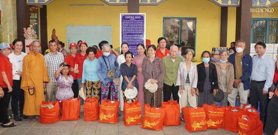 Chư tôn đức Phật giáo Q.Gò Vấp, đại diện các cấp chính quyền và mạnh thường quân trao quà Tết đến bà con Q.Gò Vấp