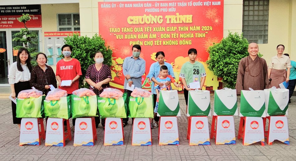 Chùa Thiền Giác, cùng mạnh thường quân tặng quà đến bà con khó khăn dịp Tết Giáp Thìn