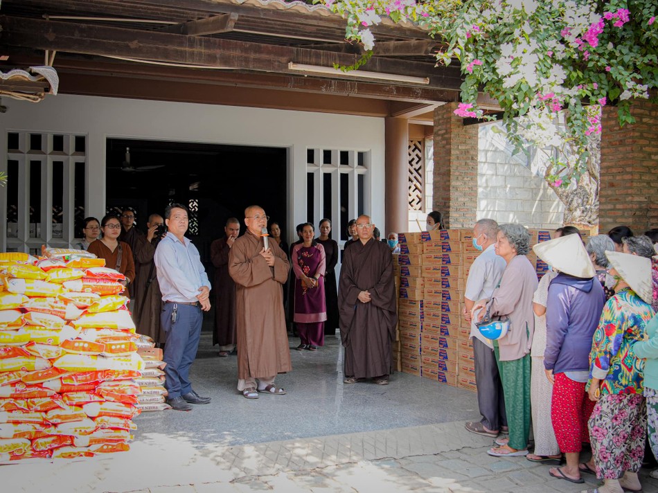 Tu viện Khánh An tặng quà Tết đến bà con khó khăn Tu viện Khánh An tặng quà Tết đến bà con khó khăn