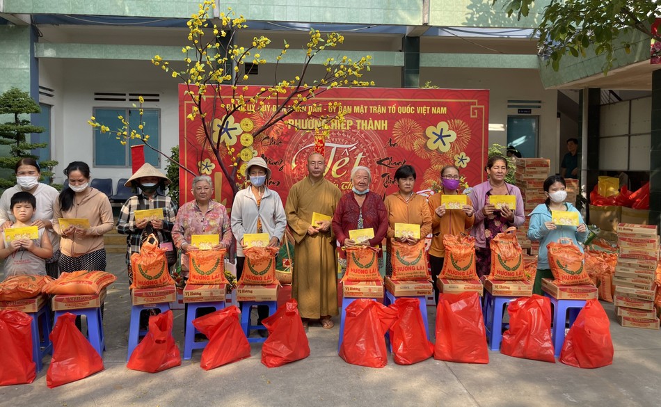 Thượng tọa Thích Thiện Từ, trụ trì chùa Quan Âm tặng quà đến người dân P.Hiệp Thành, Q.12 Thượng tọa Thích Thiện Từ, trụ trì chùa Quan Âm tặng quà đến người dân P.Hiệp Thành, Q.12