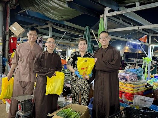 Tặng đến bà con