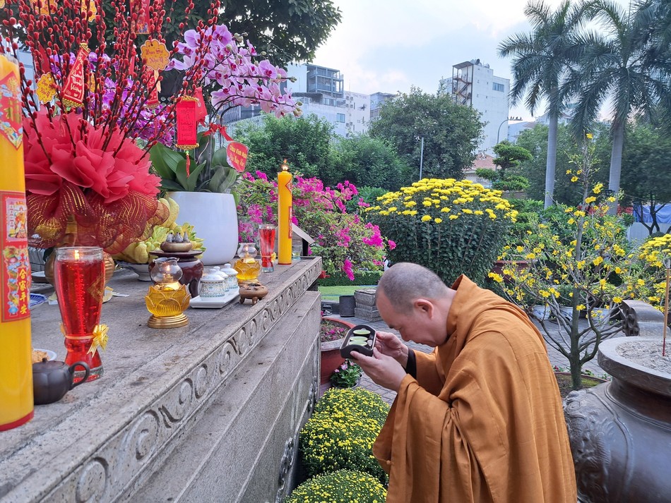 Thượng tọa Thích Thiện Bửu, Trưởng ban Trị sự GHPGVN Q.3 dâng trà cúng dường