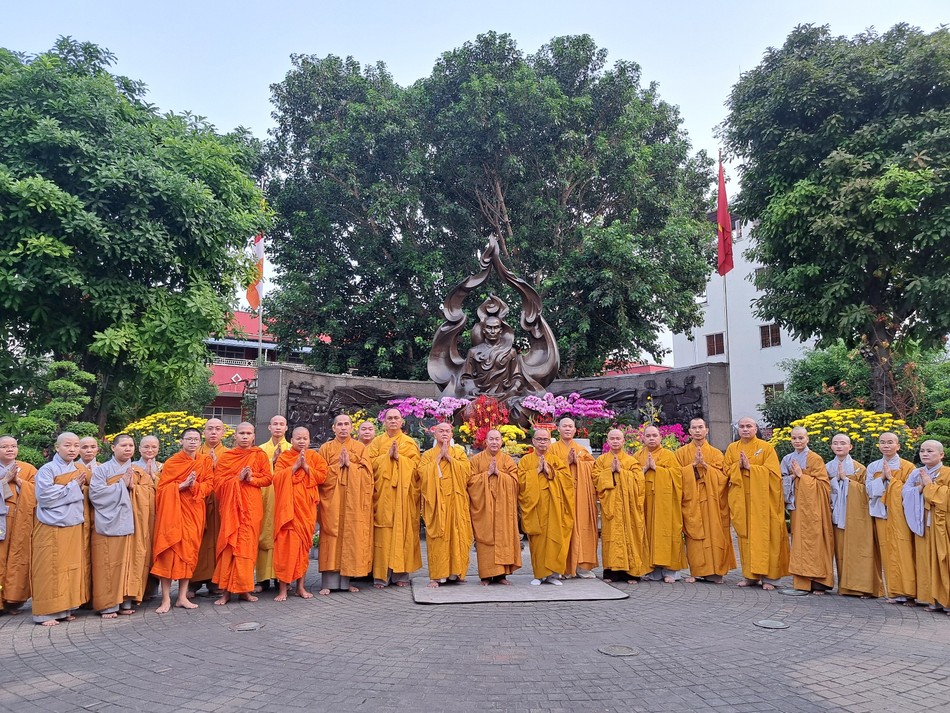 Tăng Ni Q.3 trước Tượng đài Bồ-tát Thích Quảng Đức