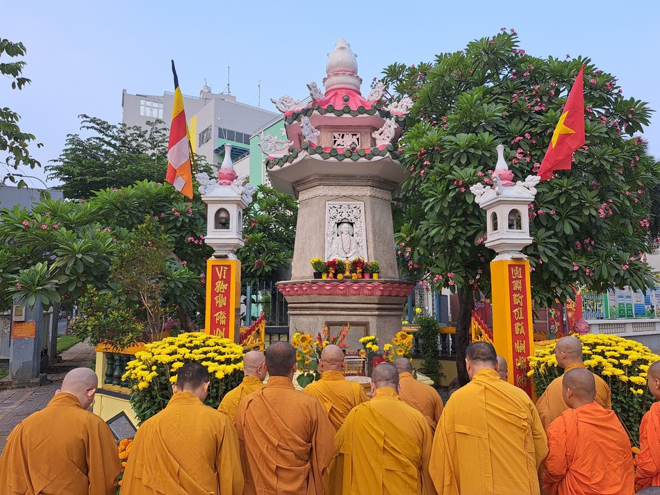 Dâng hương tại ngôi tháp cũ