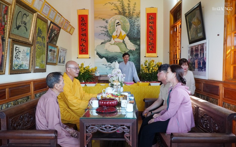 Nghe những lời sách tấn từ thầy Nghe những lời sách tấn từ thầy