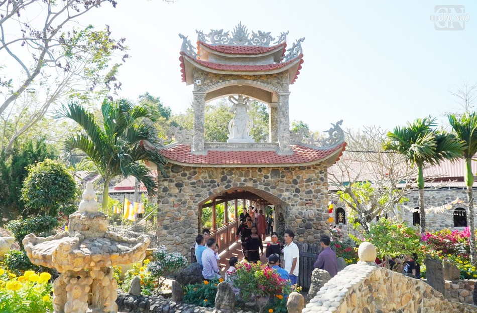 Một góc chùa Quảng Trạch ngày mùng 1 Tết Một góc chùa Quảng Trạch ngày mùng 1 Tết
