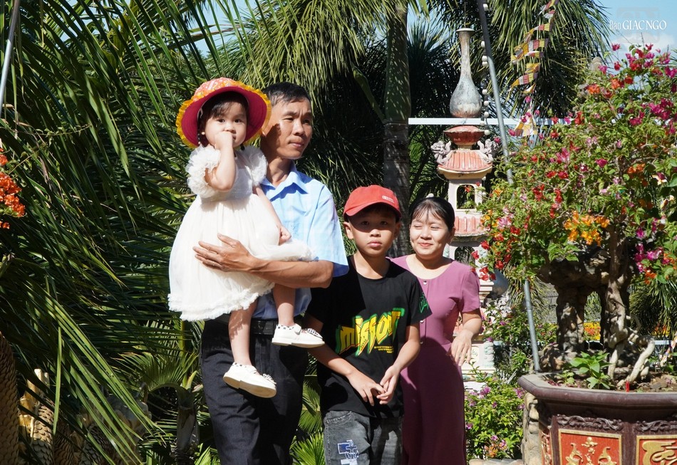 Nhiều ba mẹ dẫn theo các em nhỏ đến chùa lễ Phật Nhiều ba mẹ dẫn theo các em nhỏ đến chùa lễ Phật