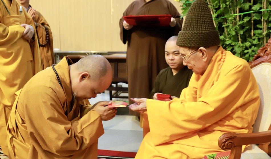 Thượng tọa Thích Thanh Phong, Phó Chủ tịch Hội đồng Trị sự, trụ trì chùa Vĩnh Nghiêm nhận lộc xuân từ Trưởng lão Hòa thượng Thích Đức Nghiệp