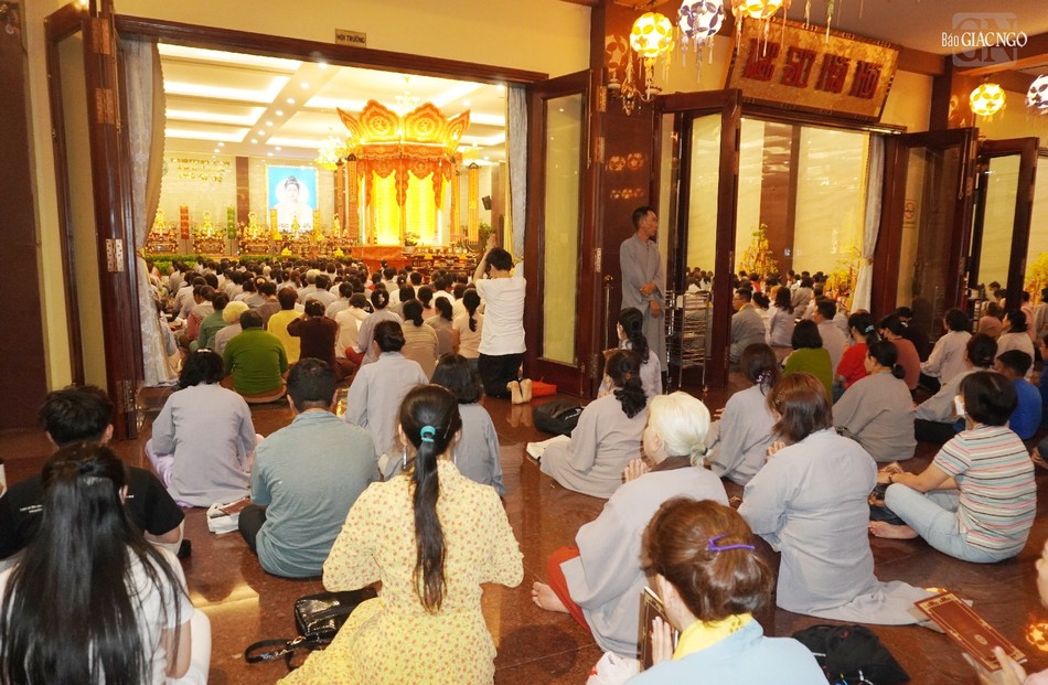 Tối ngày mùng 7 Tết (16-2-2024) đông đảo Phật tử đã về Việt Nam Quốc Tự tụng kinh Dược Sư