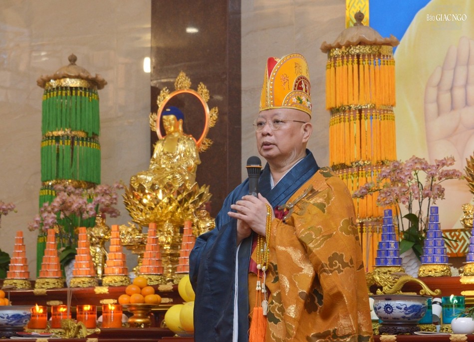 Hòa thượng Thích Lệ Trang ban lời đạo từ đến Phật tử tham dự tạ đàn Pháp hội Dược Sư