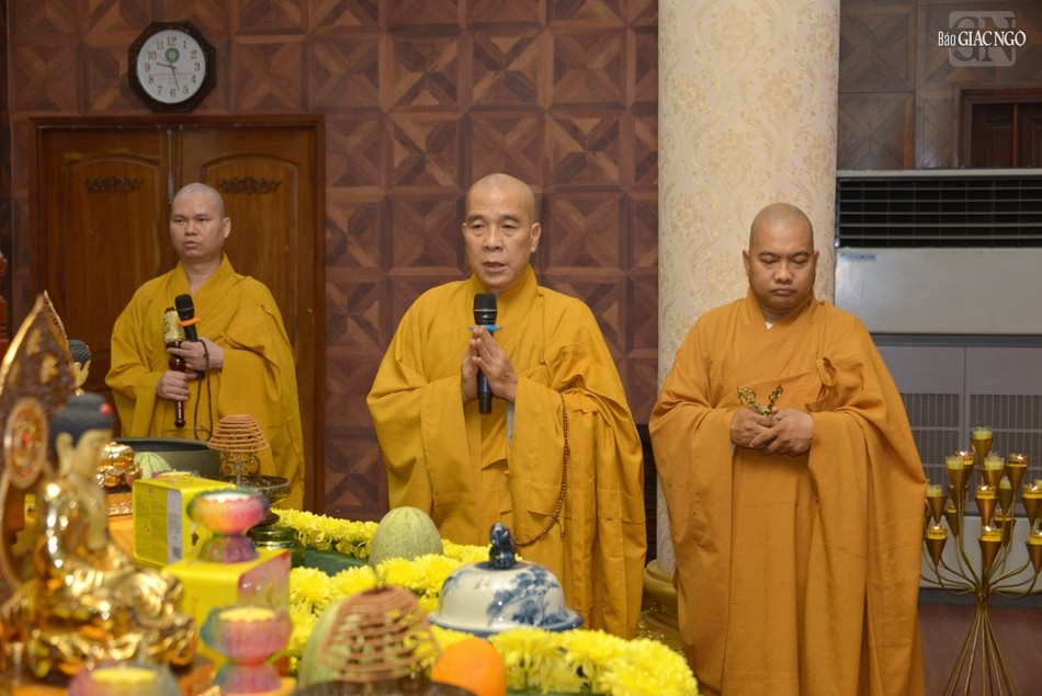 Thượng tọa Thích Quảng Chơn, Trưởng ban Nghi lễ GHPGVN TP.HCM, sám chủ đàn tràng, cùng chư tôn đức Ban Kinh sư thực hiện khóa lễ khai đàn Thượng tọa Thích Quảng Chơn, Trưởng ban Nghi lễ GHPGVN TP.HCM, sám chủ đàn tràng, cùng chư tôn đức Ban Kinh sư thực hiện khóa lễ khai đàn