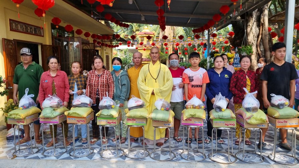 Chùa Linh Bửu (Tây Ninh) tặng quà đến người dân khó khăn ở địa phương Chùa Linh Bửu (Tây Ninh) tặng quà đến người dân khó khăn ở địa phương